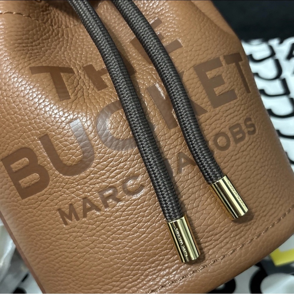 Marc Jacobs 
THE BUCKET handbag - Picture 2 of 8
